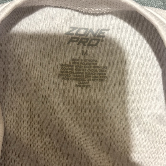 White sleeveless shirt - Picture 2 of 4